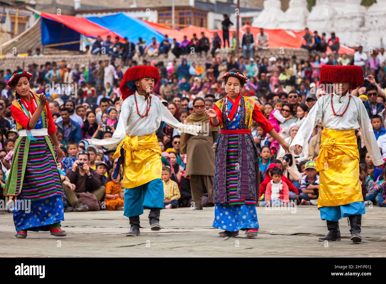 LEH, INDIEN - 08. SEPTEMBER 2012: Junge Tänzer in traditionellen Ladakhi tibetischen Kostümen führen Volkstanz auf dem jährlichen Festival des Ladakh Erbe in Stockfoto