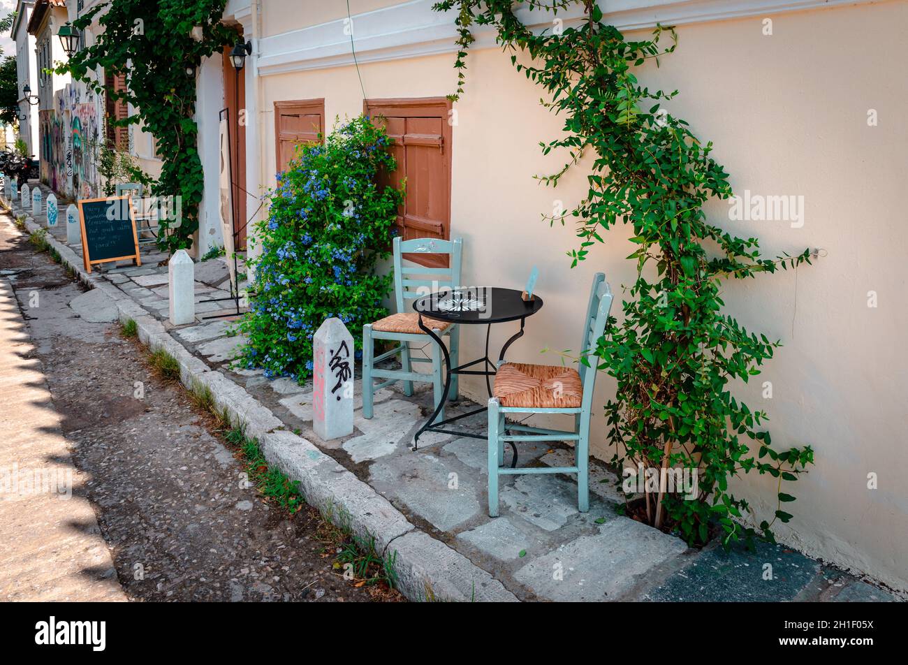 Athen, Griechenland - Oktober 11 2021: Bürgersteig-Café im historischen Viertel Plaka, rund um den nördlichen und östlichen Hängen der Akropolis. Stockfoto