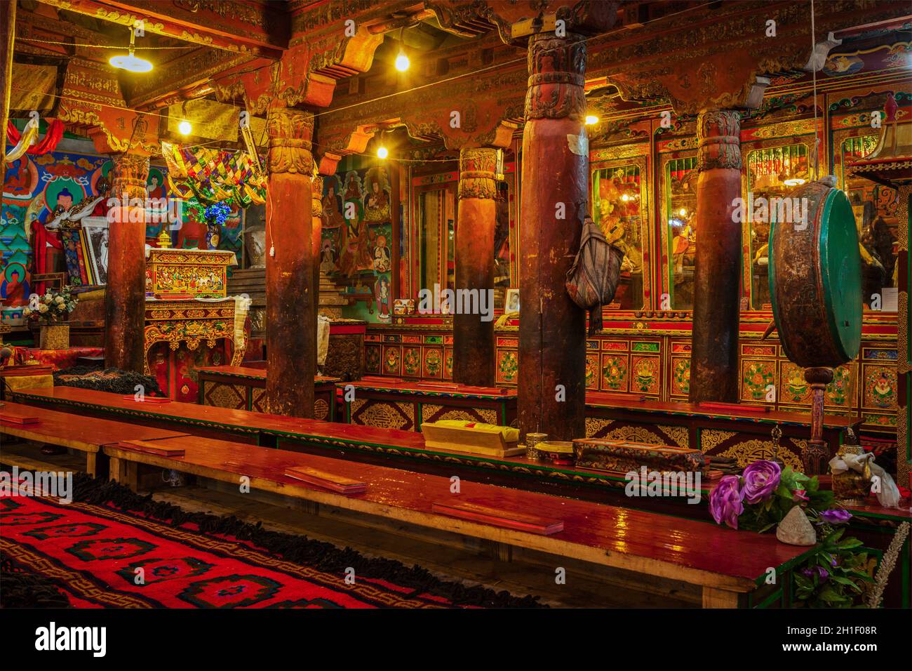 HEMIS, INDIEN - 9. SEPTEMBER 2013: Interieur des Hemis gompa (tibetisch-buddhistisches Kloster). Ladakh, Indien Stockfoto