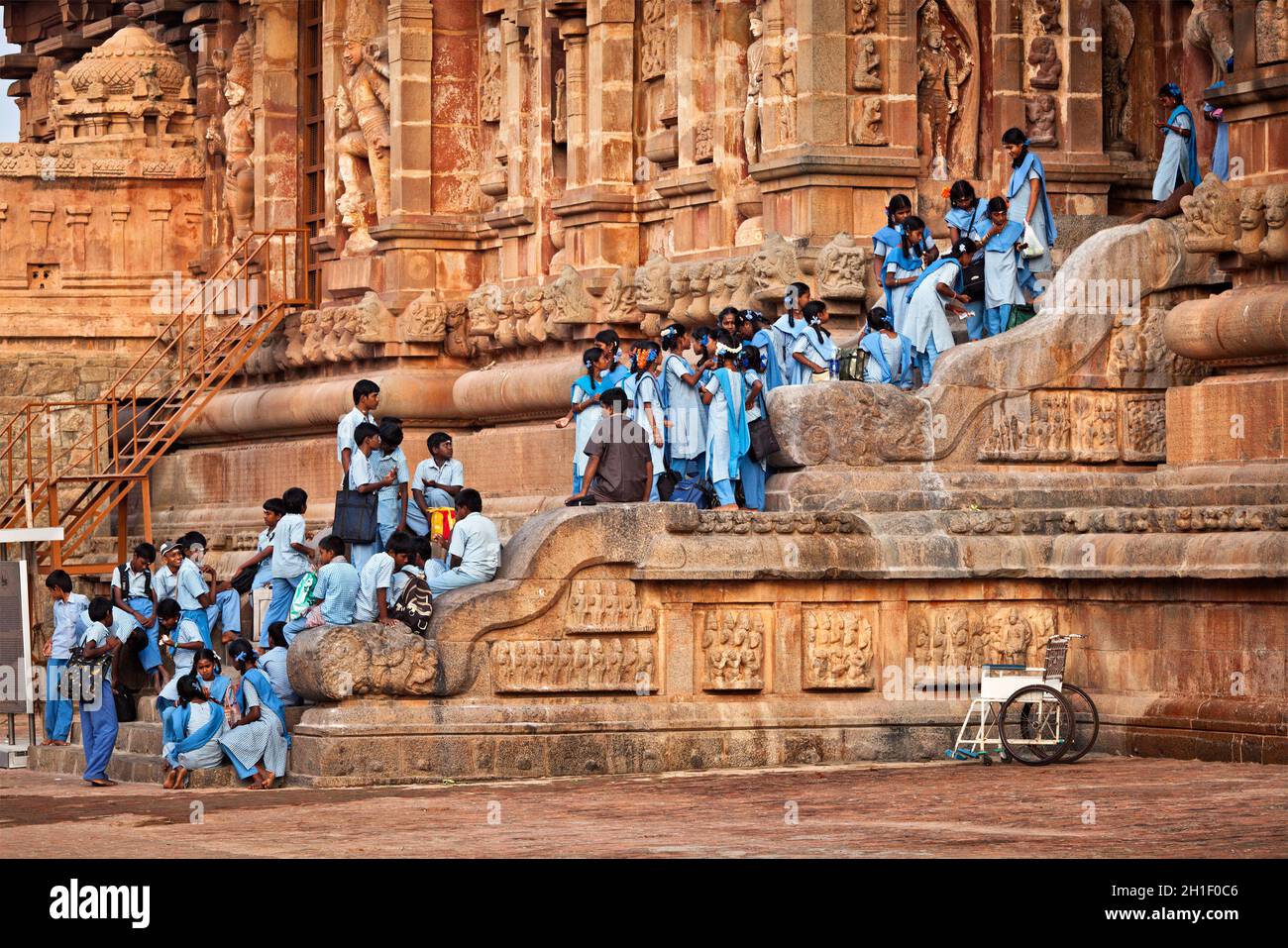 TANJORE, INDIEN - 26. MÄRZ 2011: Schulkinder besuchen den berühmten Brihadishwarar-Tempel in Tanjore (Thanjavur), Tamil Nadu. Es ist das Größte des Großen Stockfoto