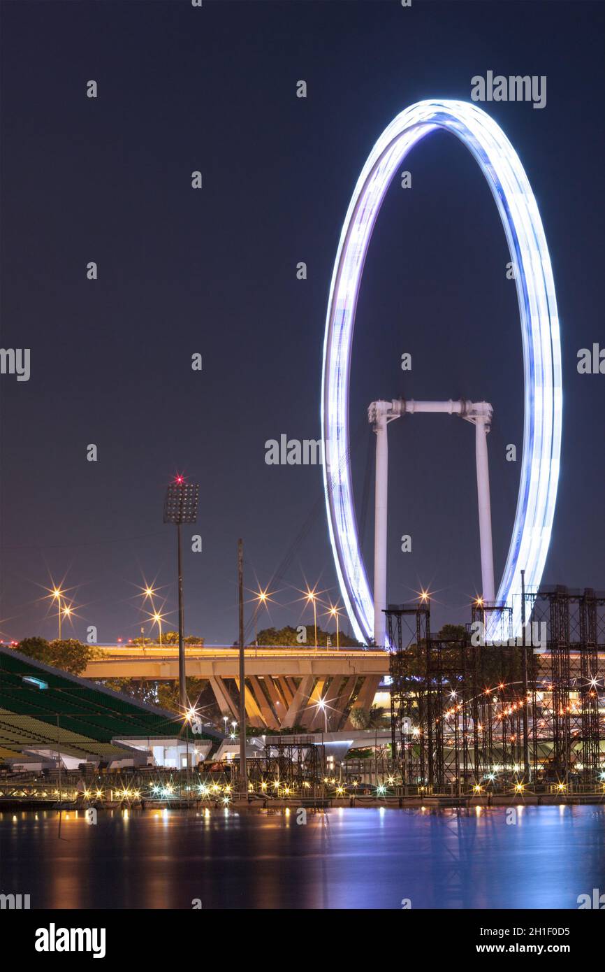 SINGAPUR - 7. MAI: Singapore Flyer am 7. Mai 2011 in Singapur am Abend. Singapore Flyer wurde zwischen 2005 und 2008 erbaut und ist der höchste Ferris Stockfoto