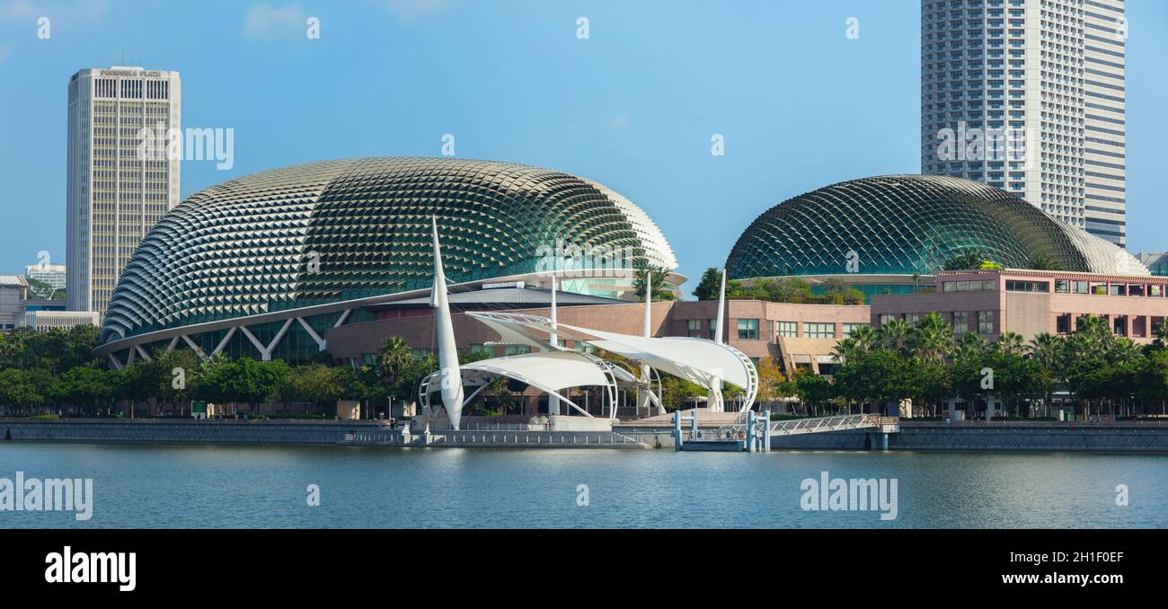 SINGAPUR - 8. MAI: Esplanade – Theater in der Bay-Konzerthalle (auch Durian genannt) am 8. Mai 2011 in Singapur an der Waterfront, Marina Bay. The Esp Stockfoto