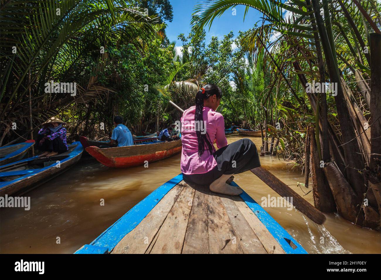 CAN THO, VIETNAM - 3. JUNI 2011: Unbekannte Frau rudert auf dem Boot im Mekong-Flussdelta. Boote sind im Mekong-Delta üblich Stockfoto