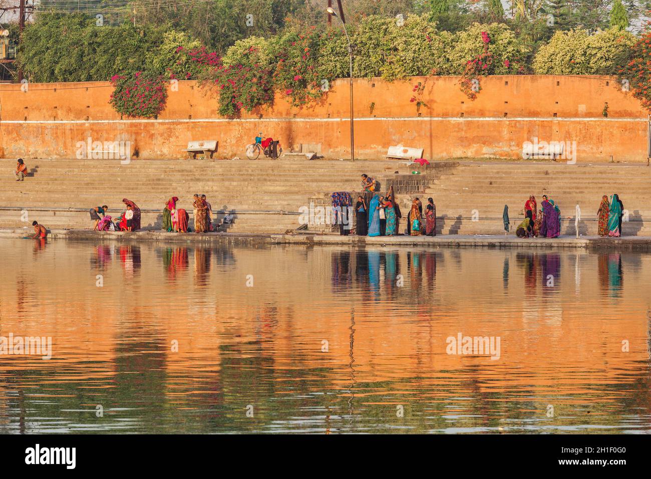UJJAIN, INDIEN - 25. APRIL 2011: Morgens baden und waschen Menschen auf Ghats des heiligen Kshipra-Flusses Kleidung. Shipra ist einer der heiligen Flüsse i Stockfoto