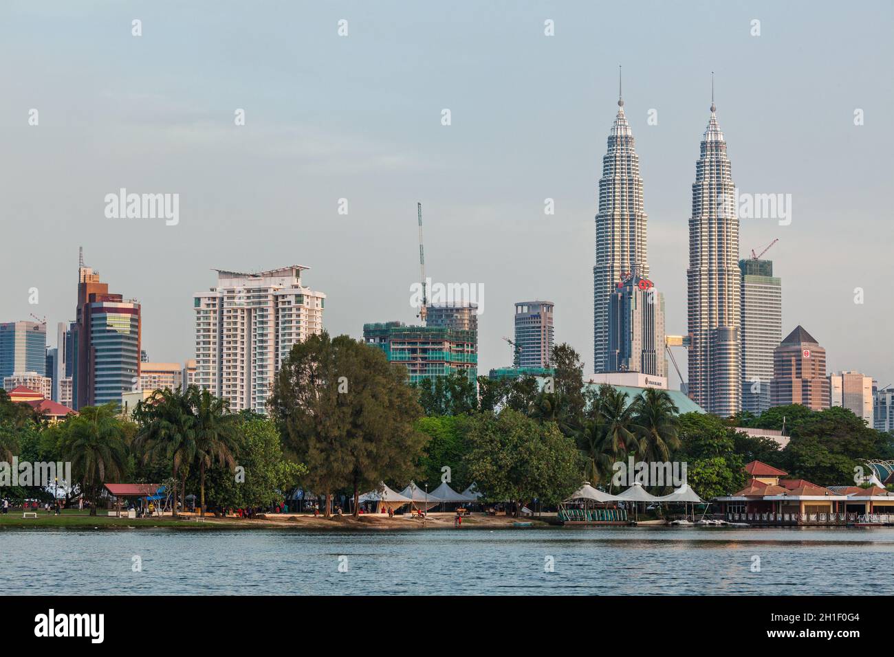 KUALA LUMPUR, MALAYSIA - 19. JUNI: Petronas Twin Towers bei Sonnenuntergang am 19. Juni 2011 in Kuala Lumpur. Sie waren das höchste Gebäude der Welt 1998-20 Stockfoto