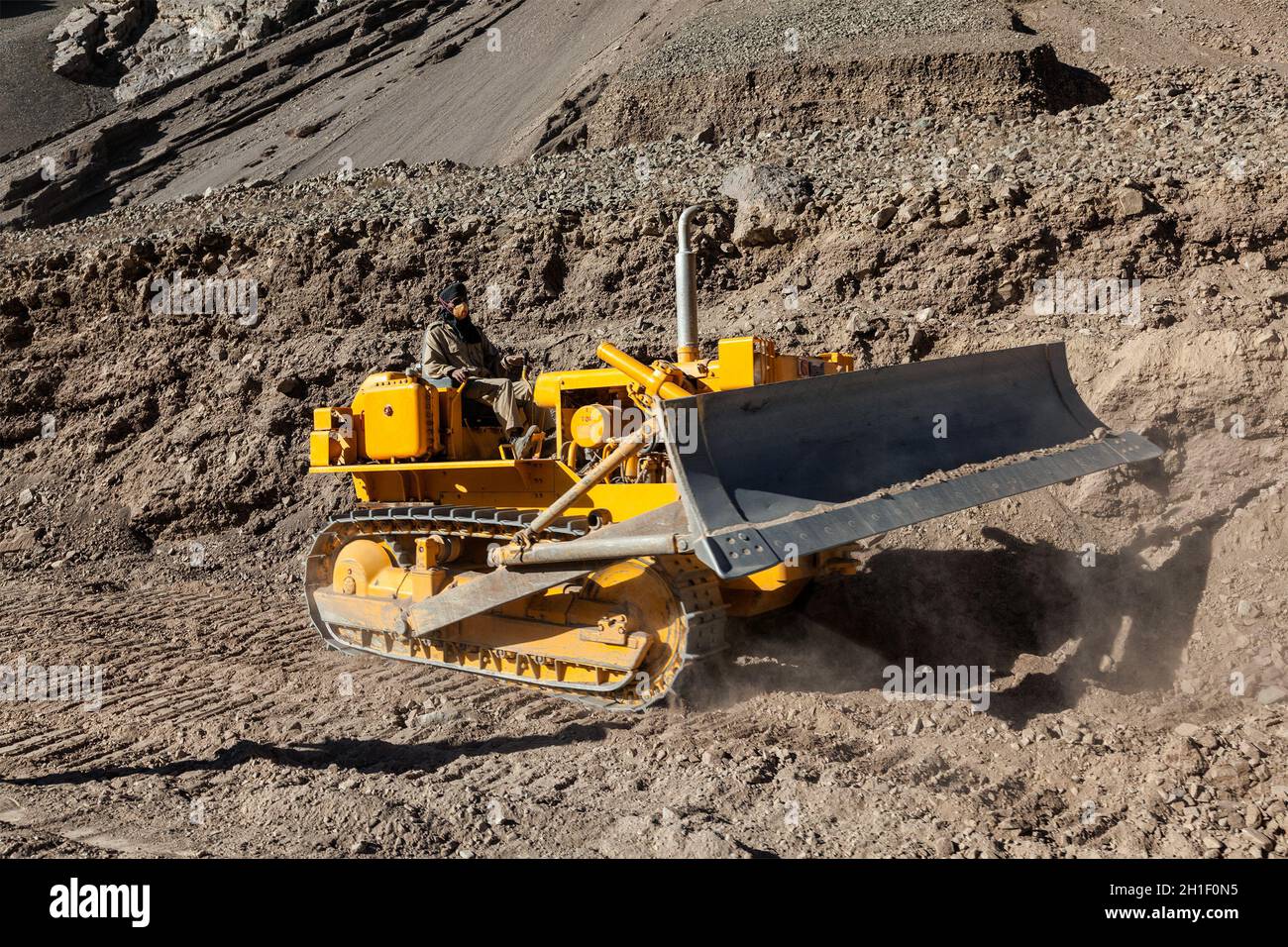 LADAKH, INDIEN - 10. SEPTEMBER 2011: Bulldozer tun Straßenkonstruktion auf Srinagar - Leh National Highway 1 im Himalaya. Ladakh, Jammu und Kaschmir, ich Stockfoto