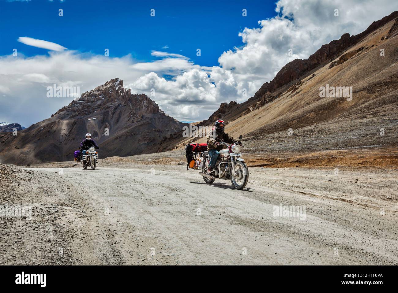 LADAKH, INDIEN - 2. SEPTEMBER 2011: Fahrradtouristen im Himalaya auf dem berühmten Höhenweg Leh–Manali Highway. Himalaya-Fahrradtourismus gewinnt an Popularität Stockfoto