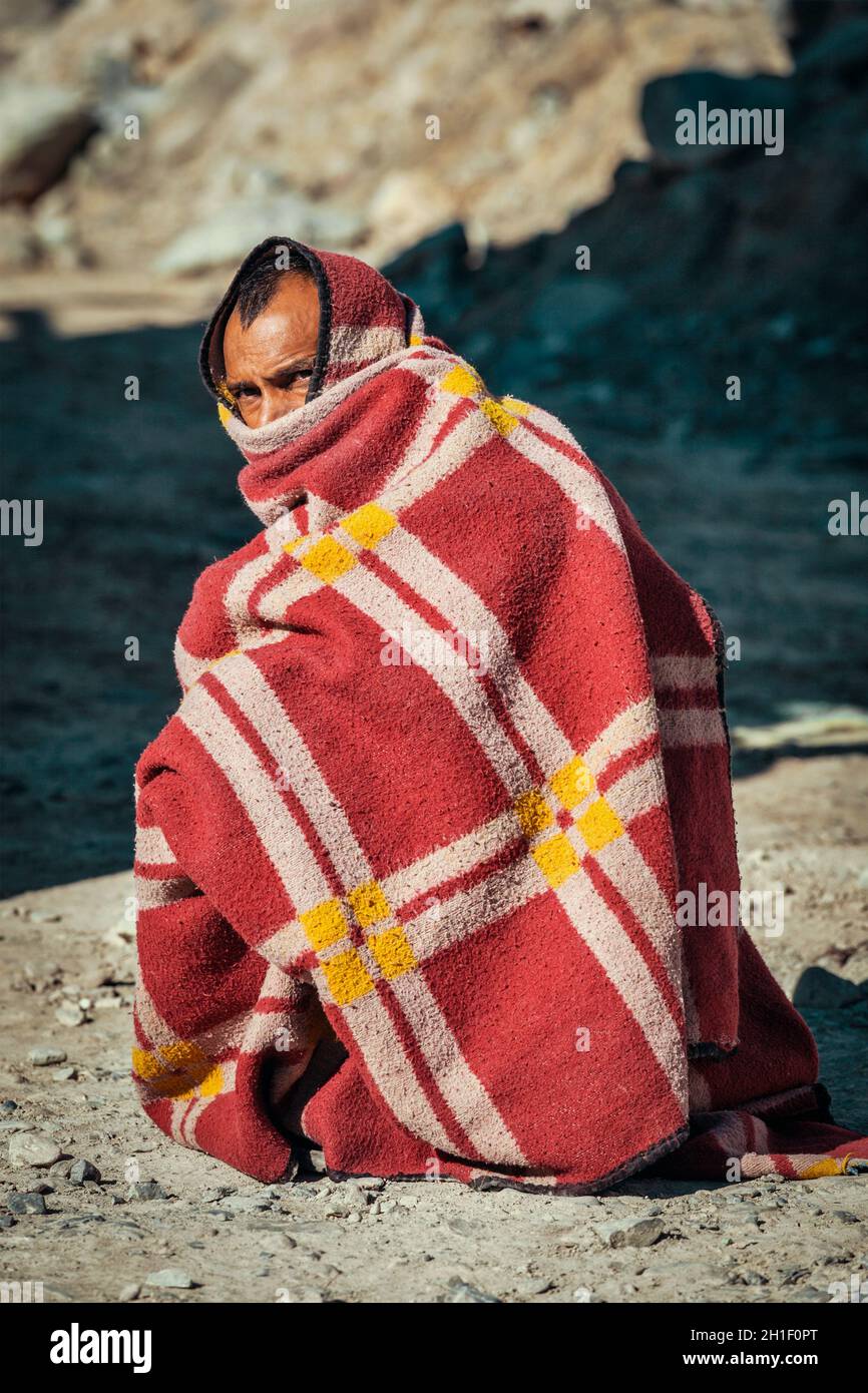 SARCHU, INDIEN - 2. SEPTEMBER 2011: Der indische Mann wurde am kalten Morgen auf der Manali-Leh-Straße im Himalaya in Ladakh, Indien, in Decke gedämpft Stockfoto