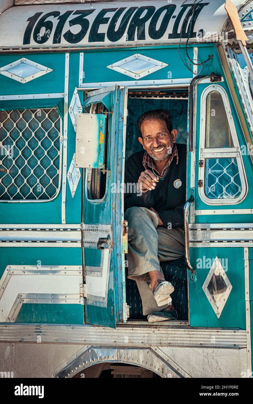 SARCHU, INDIEN - 2. SEPTEMBER 2011: Fahrer eines indischen LKW auf der Manali-Leh-Straße im Himalaya in Ladakh, Indien Stockfoto