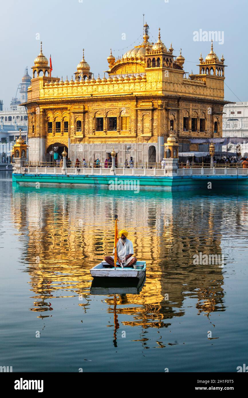 AMRITSAR, INDIEN - 26. AUGUST 2011: Golden Temple Sri Harmandir Sahib Gurdwara in Amritsar, Punjab, Indien. Der Goldene Tempel ist der Haupttempel und das Allerheilige Stockfoto