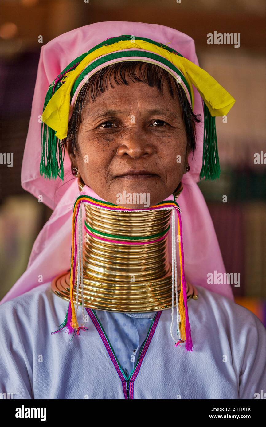 INLE LAKE, MYANMAR - 7. JANUAR 2014: Nicht identifizierte Padaung Langhalsige Stammesfrau. Die Padaung Langhalsballen Frauen tragen Messingringe um den Hals f Stockfoto