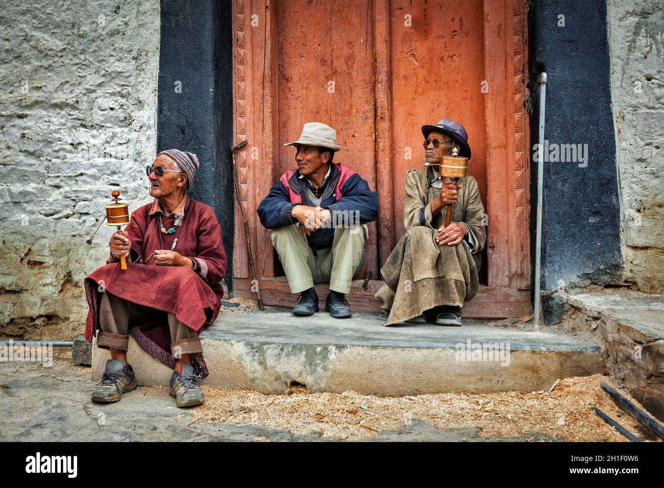 LAMAYURU, INDIEN - 10. SEPTEMBER 2011: Tibetische Buddhisten in Lamayuru Gompa (Kloster), Ladakh, Indien Stockfoto