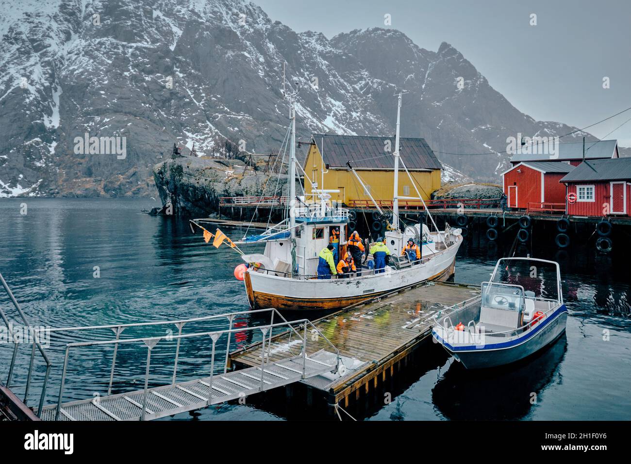 NUSFJORD, NORWEGEN - 25. MÄRZ 2017: Fischer- und Fischerboot am Pier im Fischerdorf Nusfjord, Lofoten-Inseln, Norwegen Stockfoto