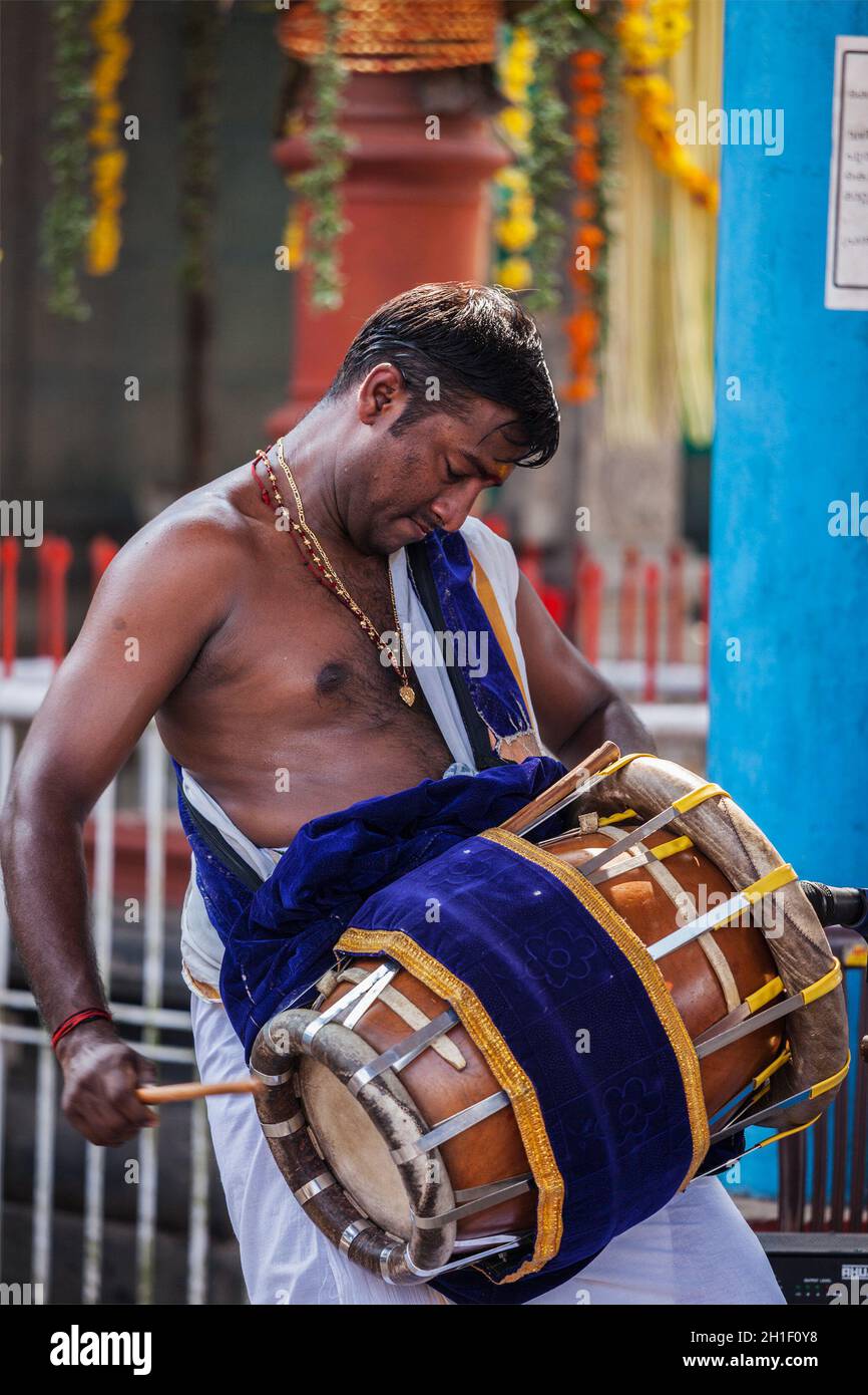 KOCHI, INDIEN - 24. FEBRUAR 2013: Indischer Mann spielt Trommel während des Tempelfestes in Kerala Stockfoto