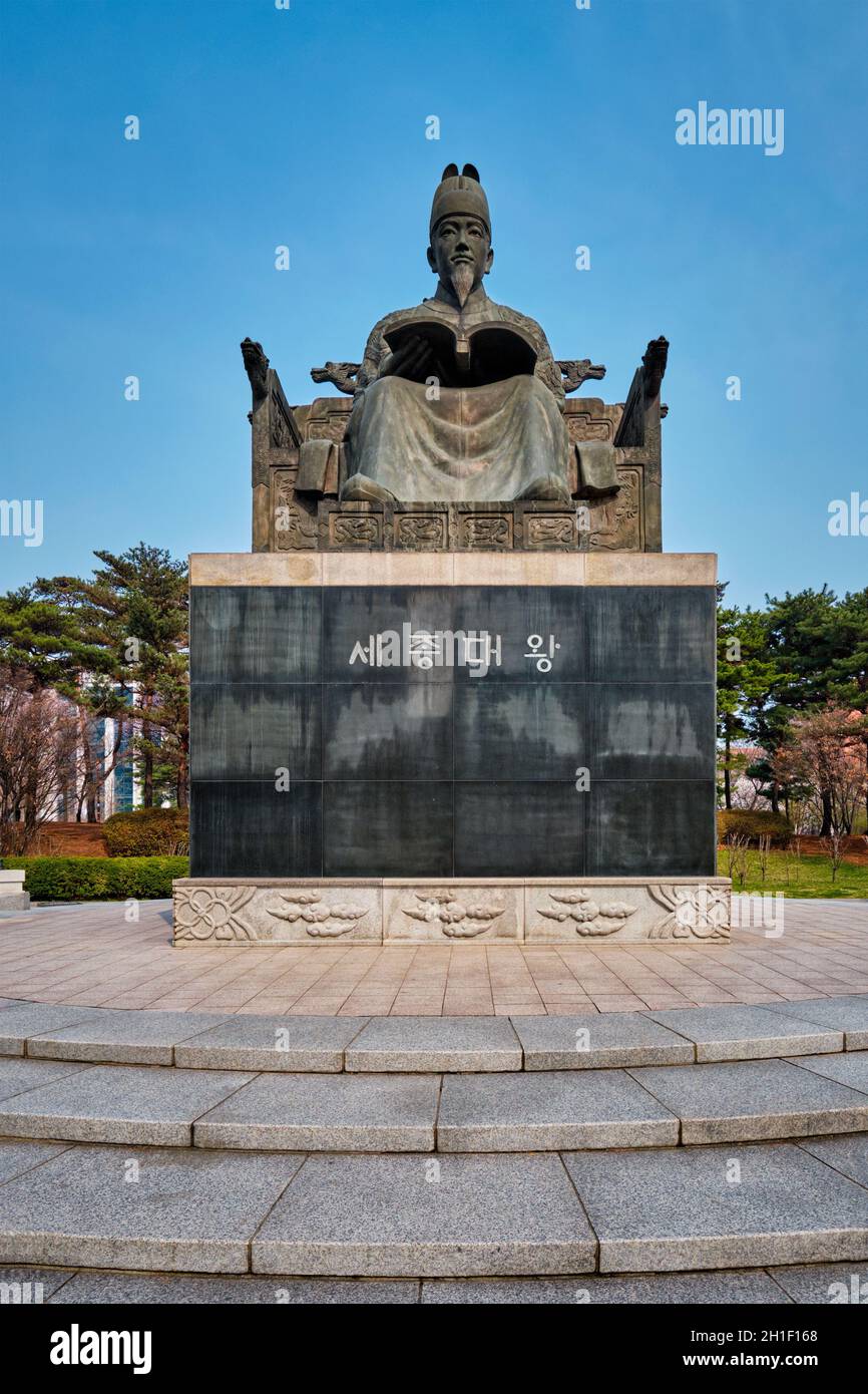 SEOUL, SÜDKOREA - 8. APRIL 2018: König Sejong die große Statue im Yeouido Park, Seoul, Süd Stockfoto