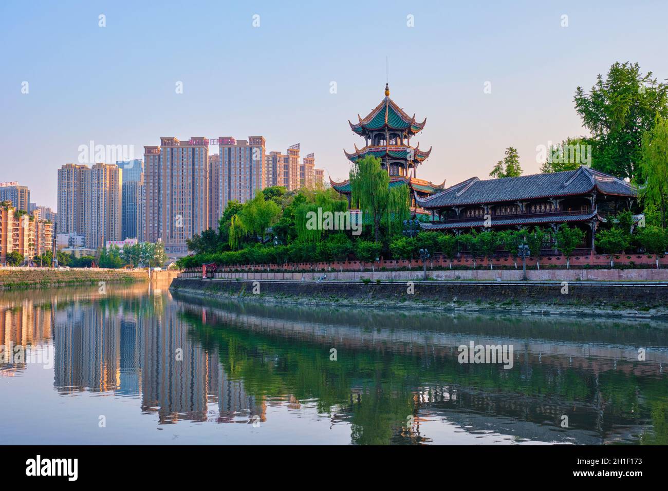 CHENGDU, CHINA - 16. APRIL 2018: Wangjiang Pavilion (Wangjiang Tower) Park (Wangjianglou Park) Blick über den Jinjiang Fluss, Chengdu, Sichuan, China auf su Stockfoto