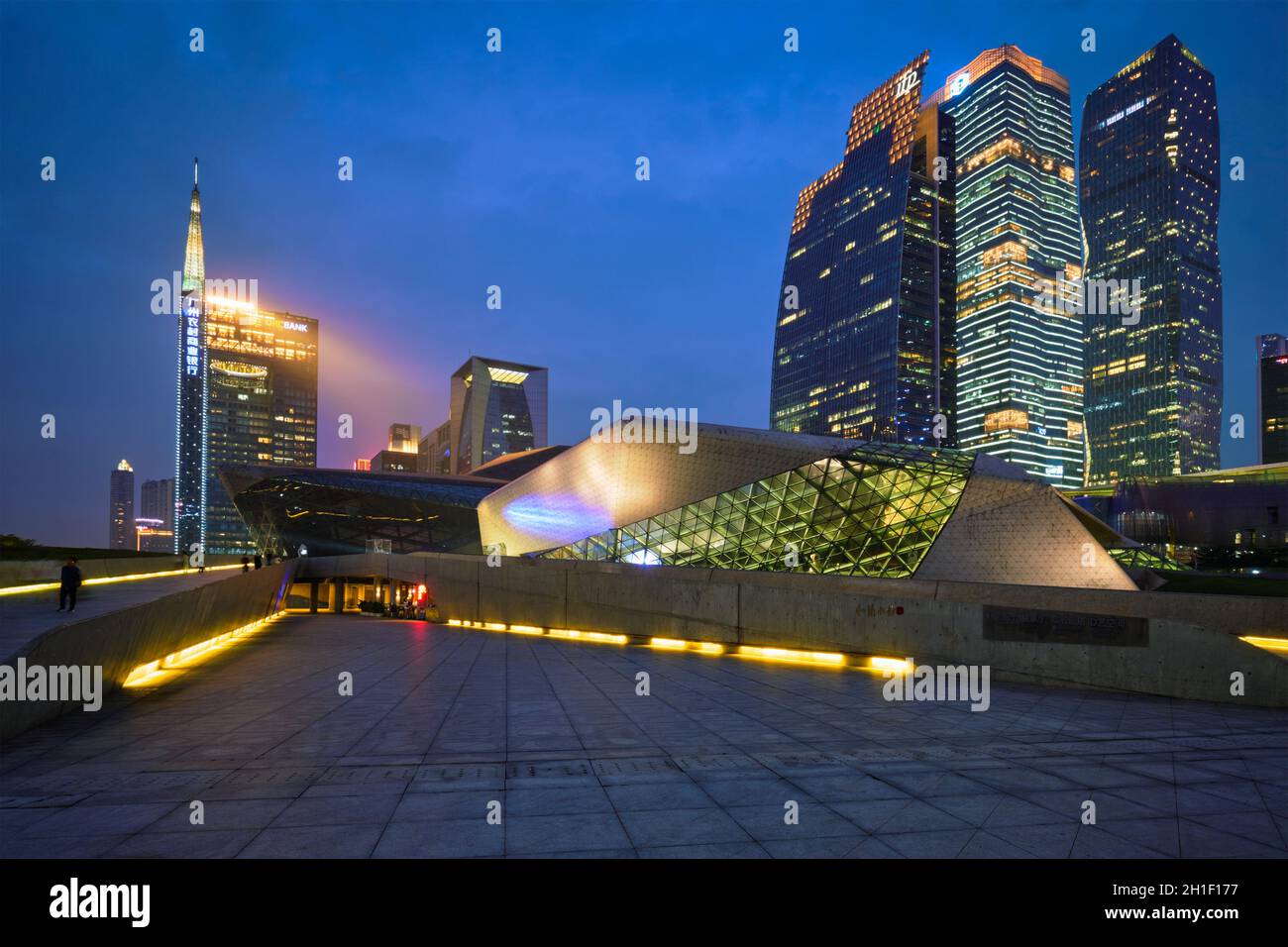 GUANGZHOU, China - 27. APRIL 2018: Guangzhou Opera House, entworfen von berühmten irakischen Architektin Zaha Hadid illluminated bei Nacht Stockfoto