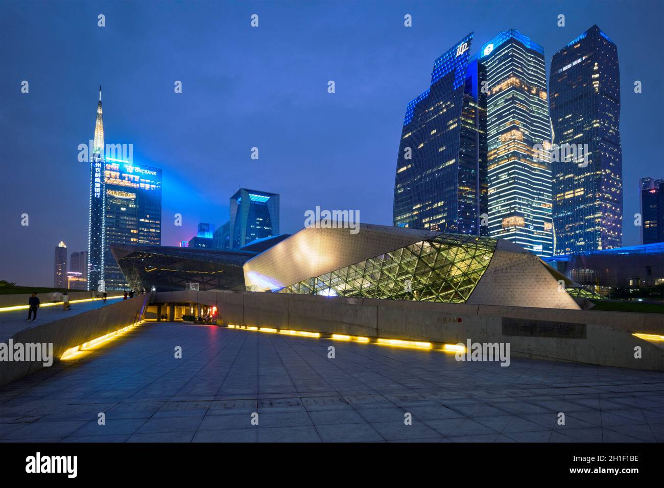 GUANGZHOU, China - 27. APRIL 2018: Guangzhou Opera House, entworfen von berühmten irakischen Architektin Zaha Hadid illluminated bei Nacht Stockfoto