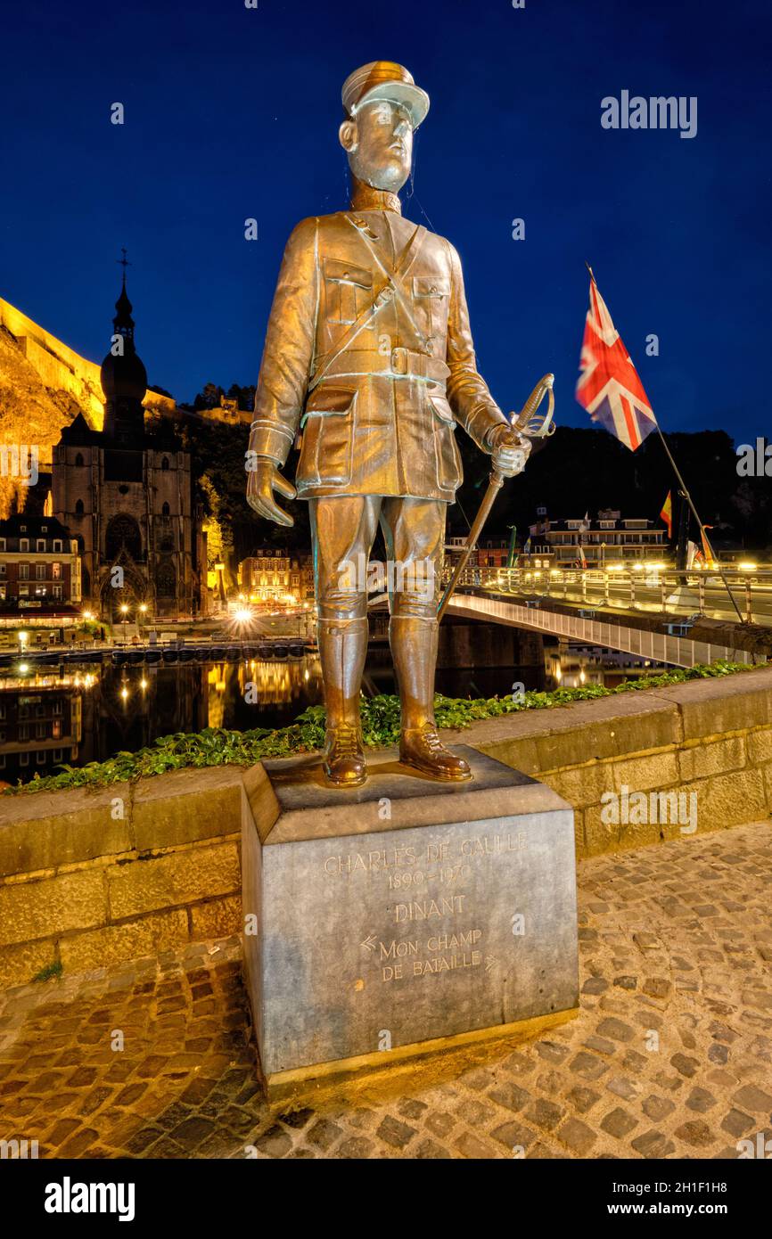 DINANT, BELIGUM - 30. MAI 2018: Bronzestatue von Charles de Gaulle in der Nähe der Brücke, wo er im Ersten Weltkrieg bei der Schlacht von Dinant verwundet wurde Stockfoto