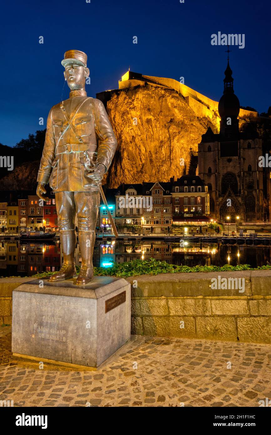 DINANT, BELIGUM - 30. MAI 2018: Bronzestatue von Charles de Gaulle in der Nähe der Brücke, wo er im Ersten Weltkrieg bei der Schlacht von Dinant verwundet wurde Stockfoto