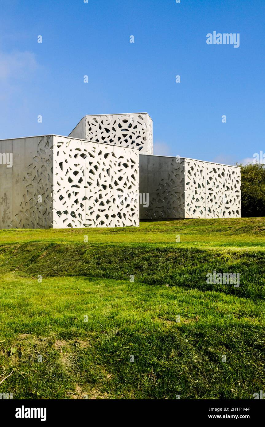 FRANKREICH. NORD (59). LILLE/VILLENEUVE D'ASCQ. DAS LAM, LILLE METROPOLIS MUSEUM FÜR MODERNE KUNST DER ZEITGENÖSSISCHEN KUNST UND ROHKUNST. GEBÄUDE: MANUELLE GAUTR Stockfoto