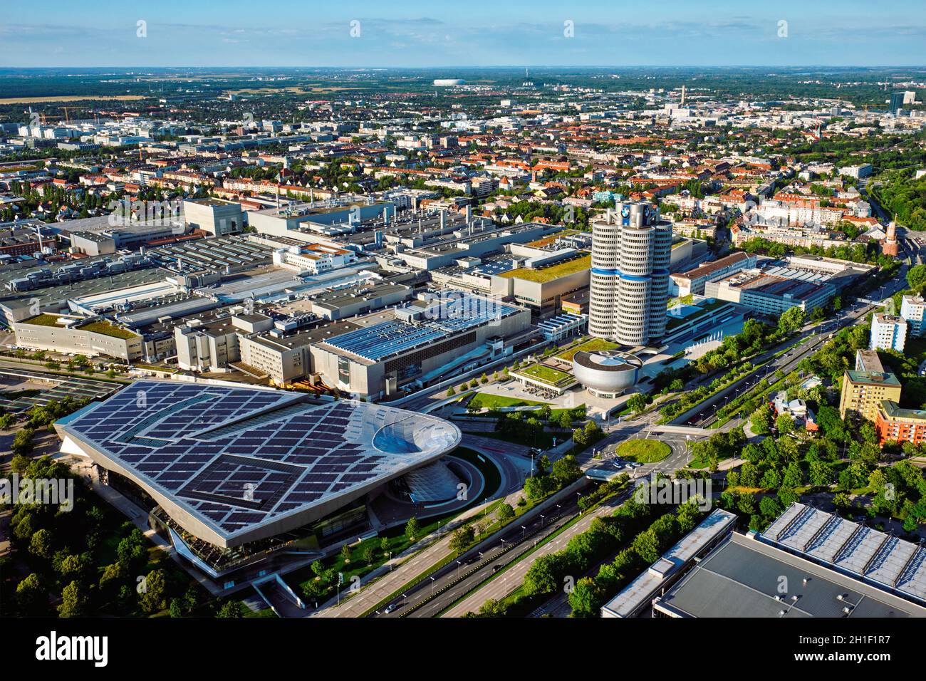 München, Deutschland - Juli 08, 2018: Luftaufnahme von BMW Museum und BWM Welt und Werk und München vom Olympiaturm. BMW ist ein berühmter Deutscher luxus Auto ein Stockfoto