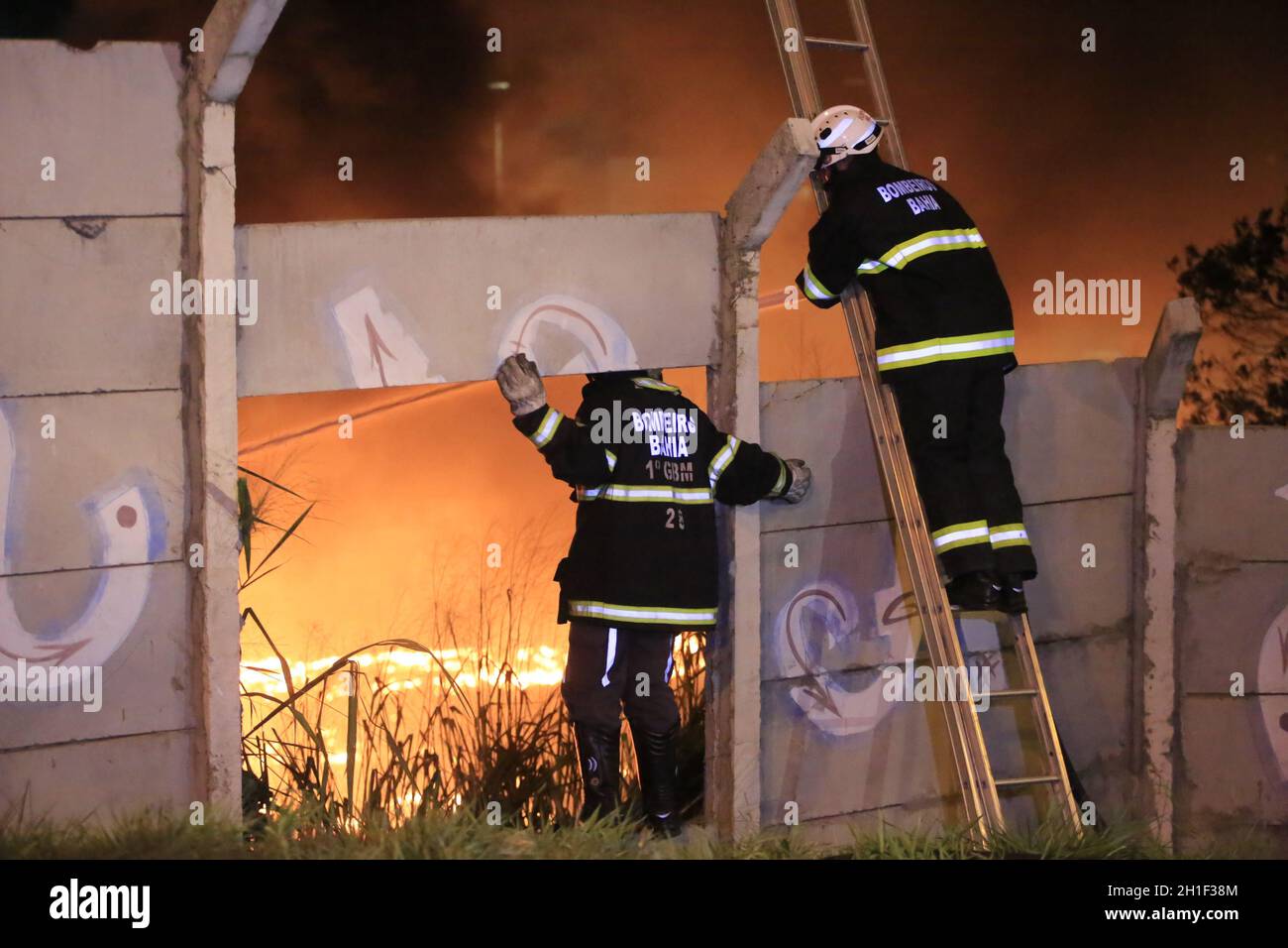 salvador, bahia / brasilien - 23. januar 2018: Feuerwehrleute bekämpfen Feuer in chemischen Toiletten im Viertel Barros Reis in Salvador. *** Ortsca Stockfoto
