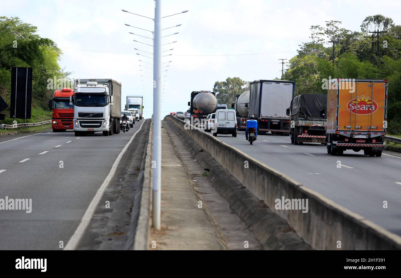 simoes filho, bahia / brasilien - 24. märz 2017: Bewegung von Lastkraftwagen und Automobilen auf der Bundesstraße BR 324 in der Gemeinde Simoes Stockfoto