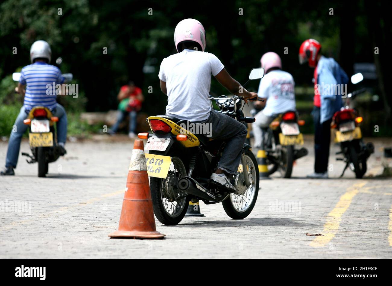 salvador, bahia / brasilien - 22. juli 2014: Schüler der Autoschule macht praktische Motorradausbildung im Stadtteil Itaigara in der Stadt Sa Stockfoto