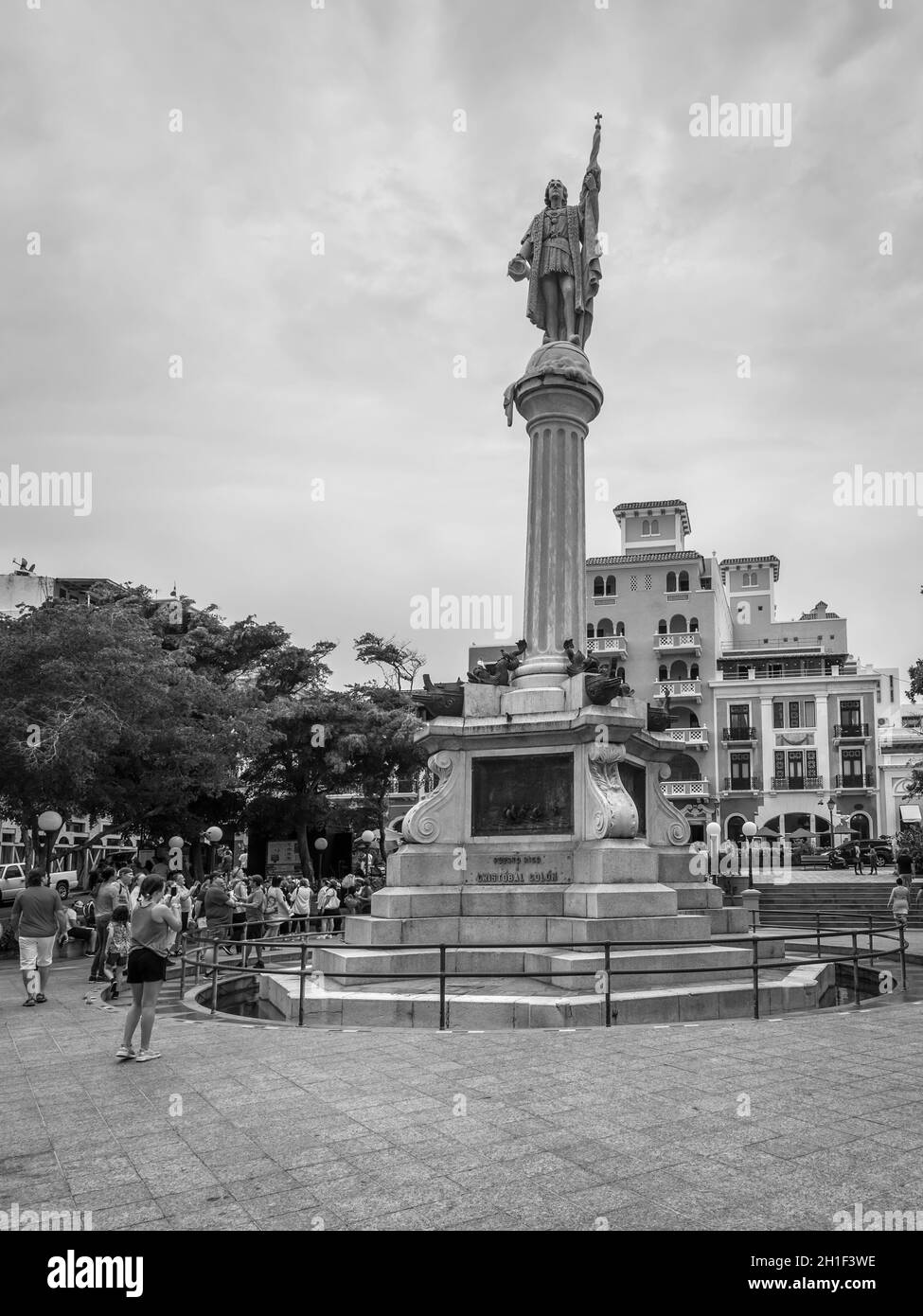 San Juan, Puerto Rico - 29. April 2019: Statue von Christoph Kolumbus, San Juan, Puerto Rico, Karibik bei bewölktem Wetter. Schwarzweiß-Fotografie Stockfoto