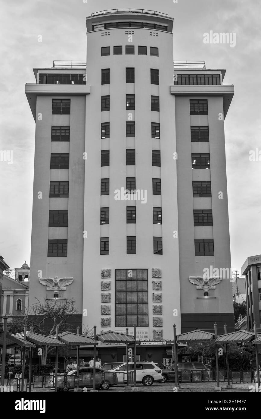 San Juan, Puerto Rico - 29. April 2019: Typische Architektur in Old San Juan, Puerto Rico, Karibik. Banco Beliebte in San Juan, Puerto Rico. Schwarz an Stockfoto