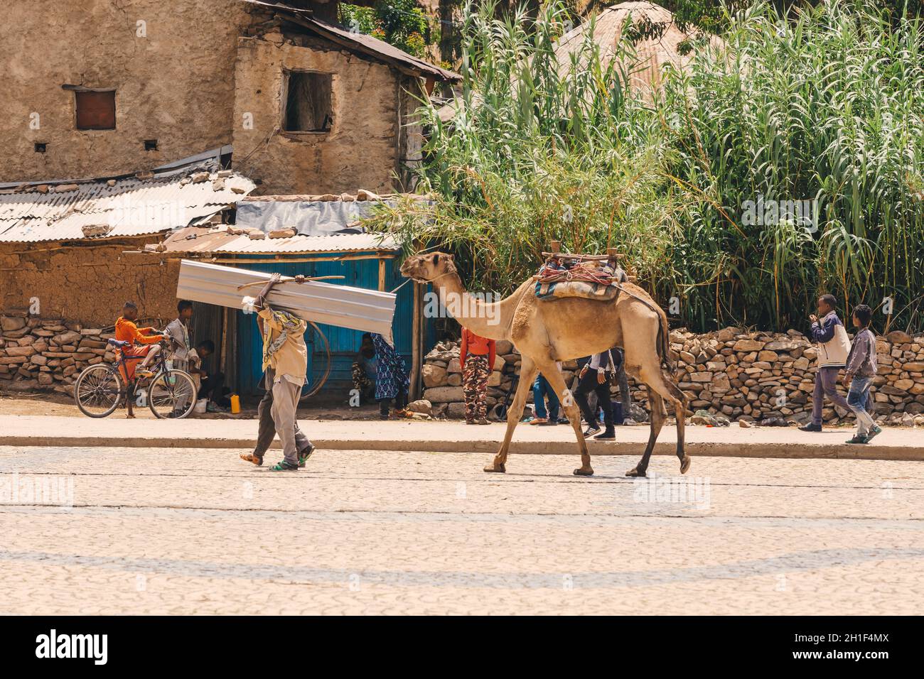 AXUM, ÄTHIOPIEN, 27. APRIL 2019: Mann mit Kamel im Zentrum von Aksum transportiert Fracht am 27. April 2019 in Aksum, Äthiopien Afrika Stockfoto