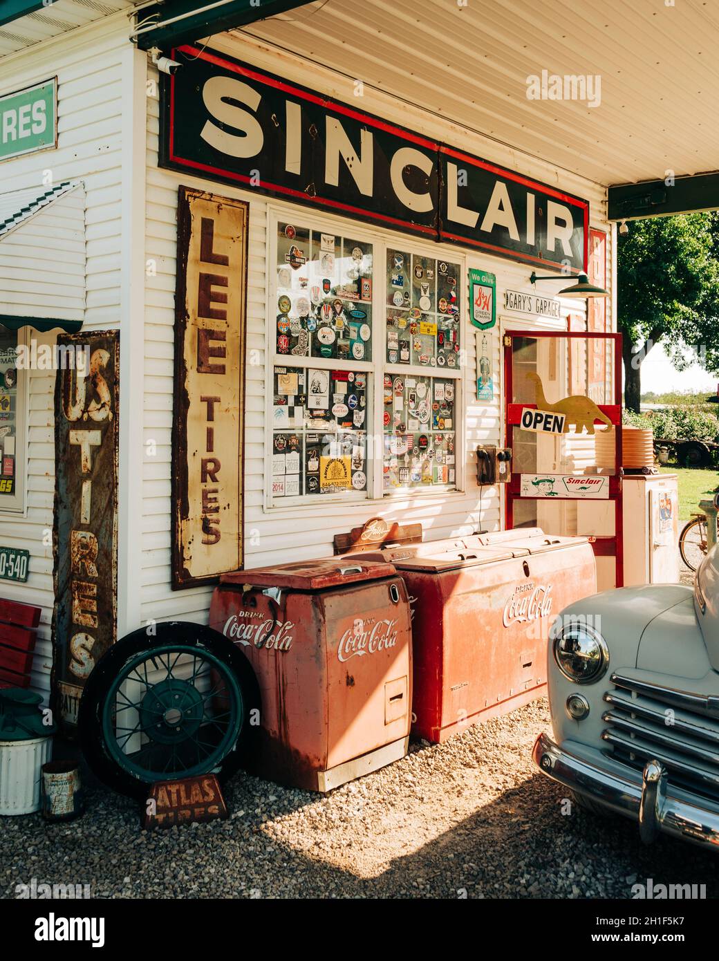 Alte Schilder an der Garys Gay Parita Sinclair Tankstelle, an der Route 66 in Spencer, Missouri Stockfoto Alte Schilder an der Garys Gay Parita Sinclair Tankstelle, an der Route 66 in Spencer, Missouri Stockfoto