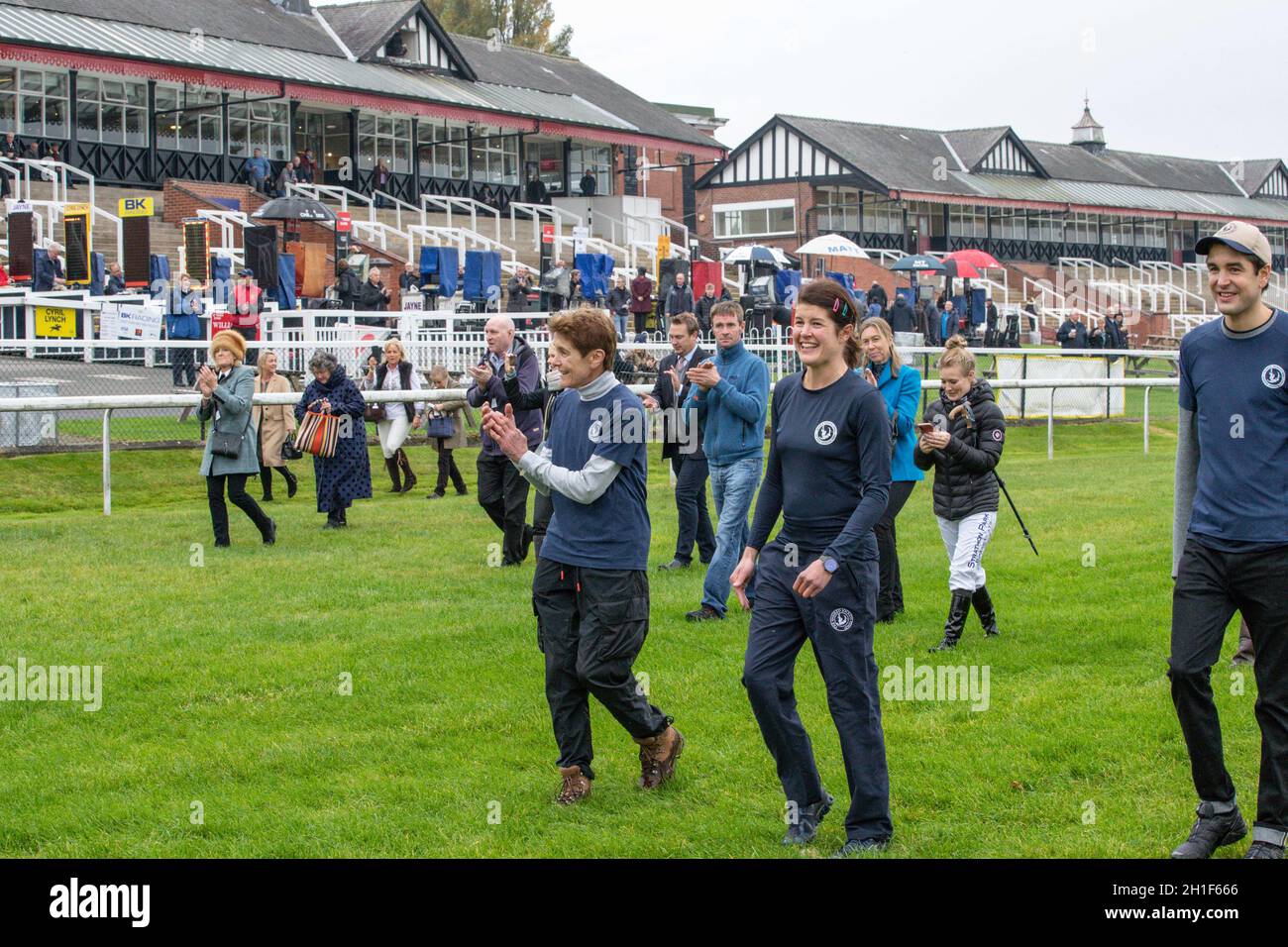 Harriet Bethell nähert sich der Ziellinie auf der Pontefract Racecourse, als sie £50,000 für den Verletzten Jockeys Fund sammeln will, nachdem sie 2019 in Pontefract, Großbritannien, am 10/18/2021 schwer verletzt wurde. (Foto von Mark Cosgrove/News Images/Sipa USA) Stockfoto