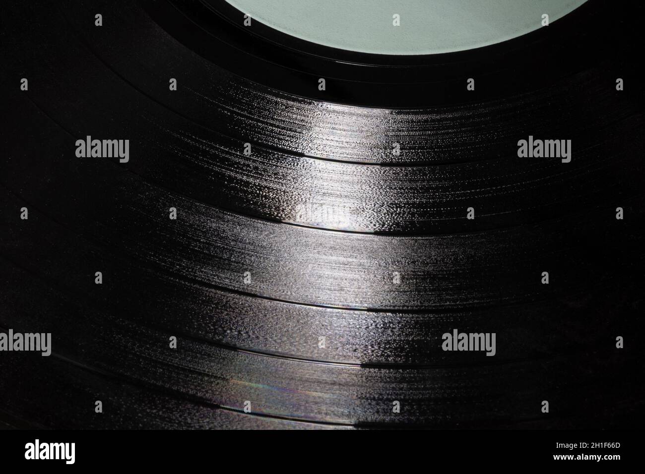 Vinyl LP Plattengrooves für musikalischen Hintergrund. Langspielplatten waren bis zum Ende des 20. Jahrhunderts der musikalische Mittelstandard. Stockfoto