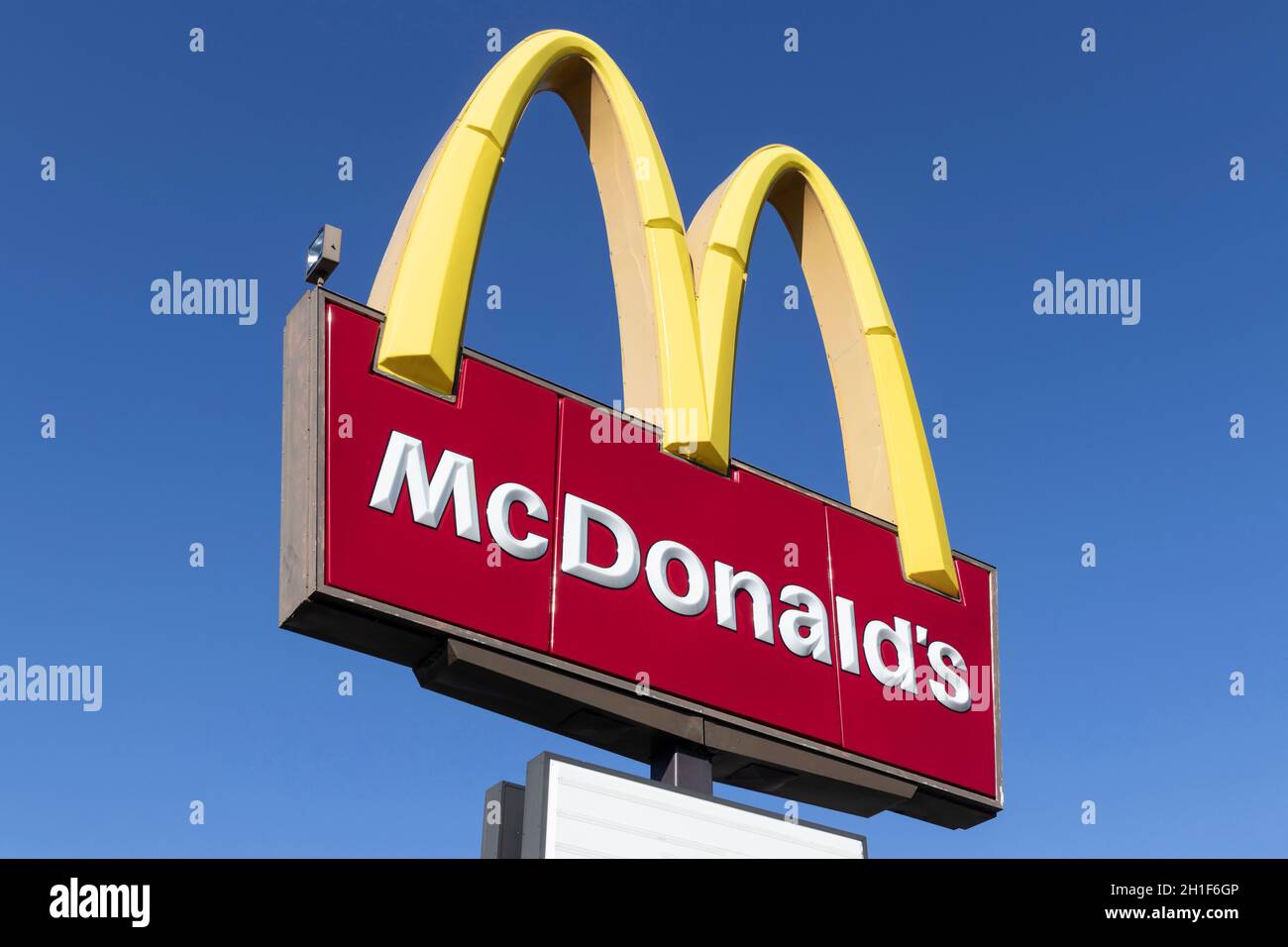 Frankfort - ca. Oktober 2021: McDonald's Restaurant. McDonald's wird sich nicht mehr gegen die Erhöhung der Mindestlöhne wehren und bietet höhere Stundenlöhne an. Stockfoto