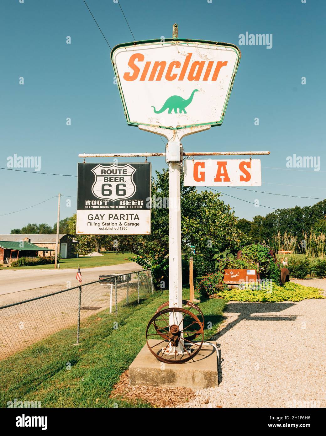 Schild der Sinclair-Tankstelle an der Garys Gay Parita, an der Route 66 in Spencer, Missouri Stockfoto Schild der Sinclair-Tankstelle an der Garys Gay Parita, an der Route 66 in Spencer, Missouri Stockfoto
