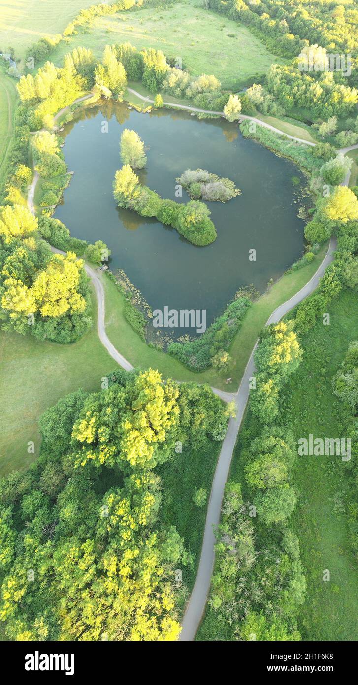 Luftaufnahme des Moldon Hill Country Park und des Sees in Swindon Stockfoto