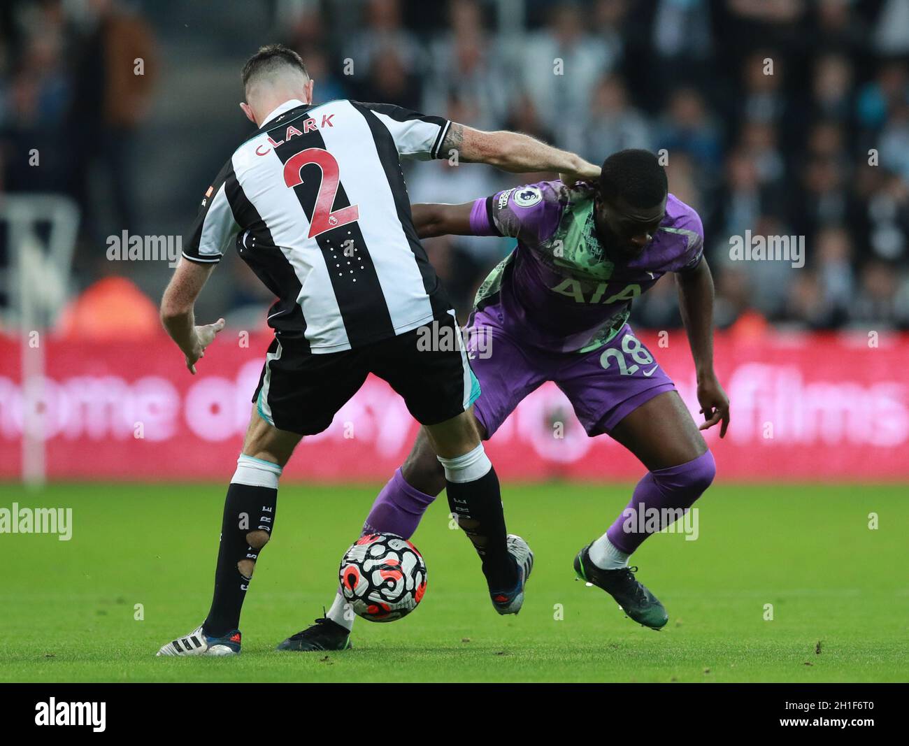 Newcastle, Großbritannien. Oktober 2021. Ciaran Clark aus Newcastle United tagt Tanguy Ndombele aus Tottenham während des Spiels der Premier League im St. James's Park, Newcastle. Bildnachweis sollte lauten: Simon Bellis/Sportimage Kredit: Sportimage/Alamy Live News Stockfoto