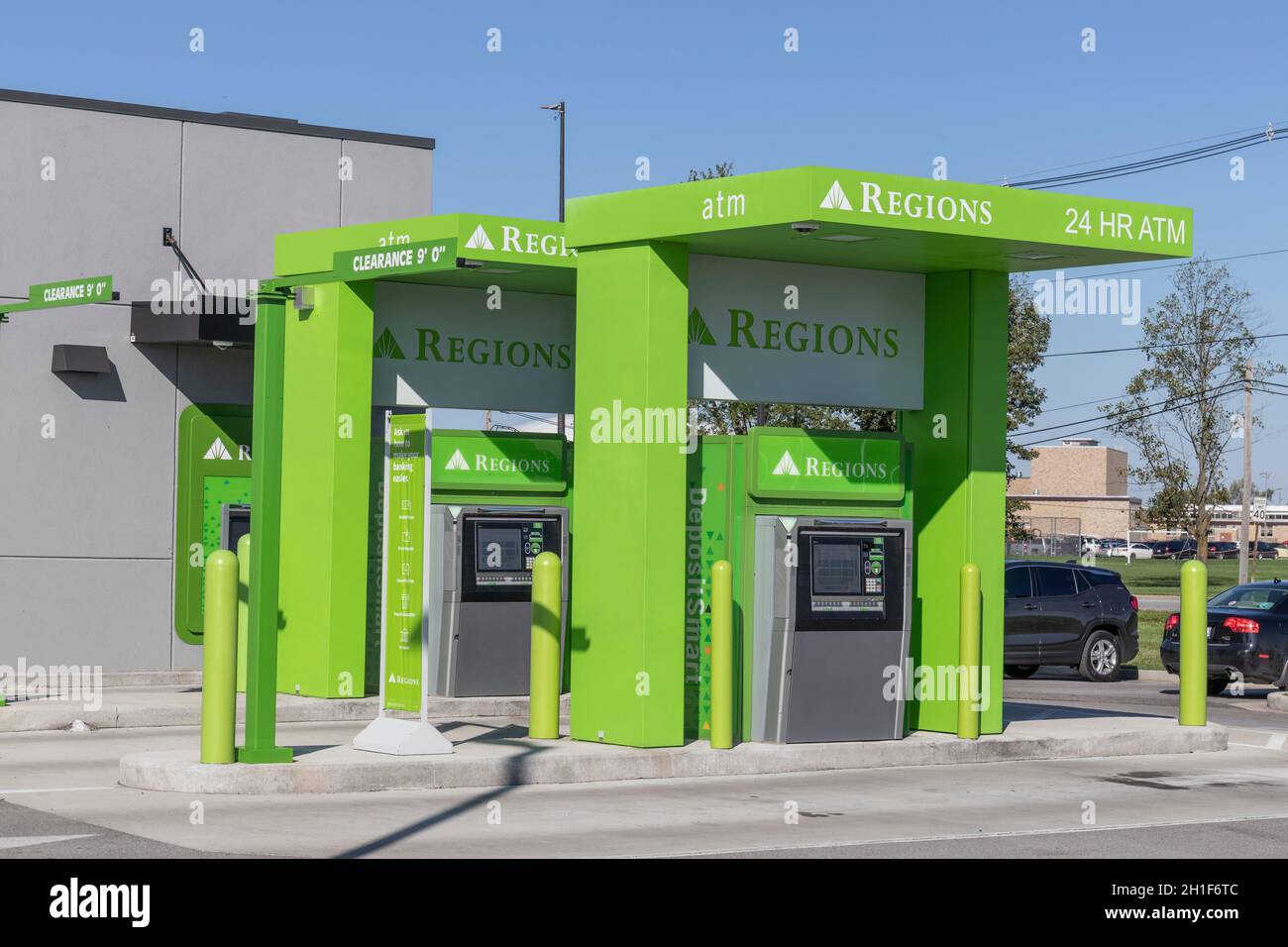 Frankfort - circa Oktober 2021: Regionalbank. Die Regions Financial Corporation ist das einzige Mitglied der Fortune 500 mit Sitz in Alabama. Stockfoto Frankfort - circa Oktober 2021: Regionalbank. Die Regions Financial Corporation ist das einzige Mitglied der Fortune 500 mit Sitz in Alabama. Stockfoto