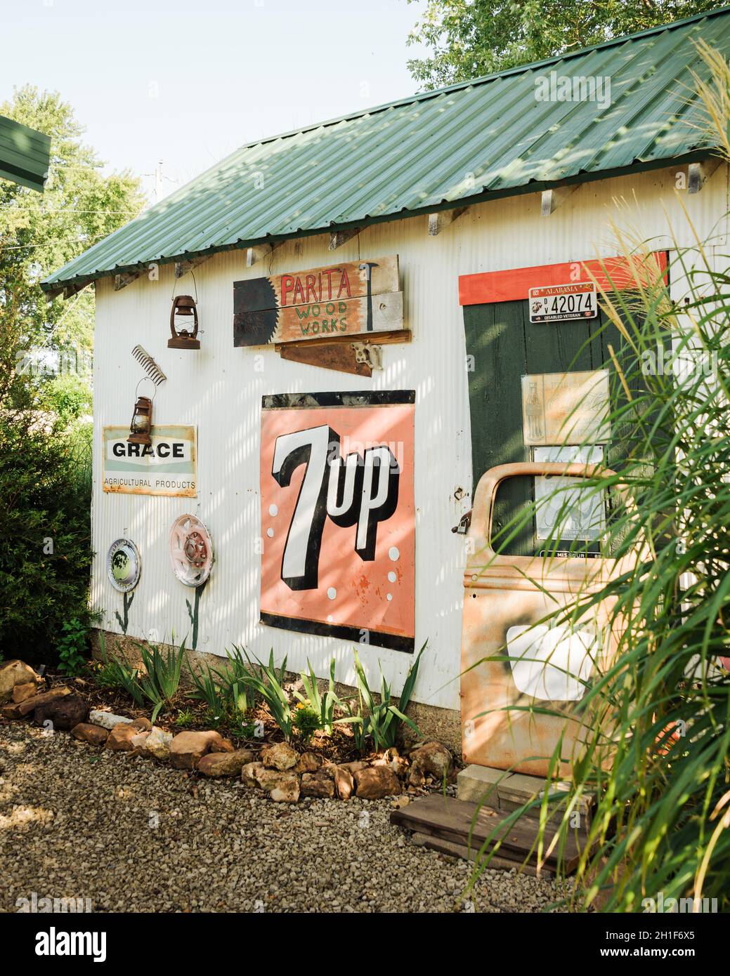 Alte Schilder an der Garys Gay Parita Sinclair Tankstelle, an der Route 66 in Spencer, Missouri Stockfoto Alte Schilder an der Garys Gay Parita Sinclair Tankstelle, an der Route 66 in Spencer, Missouri Stockfoto