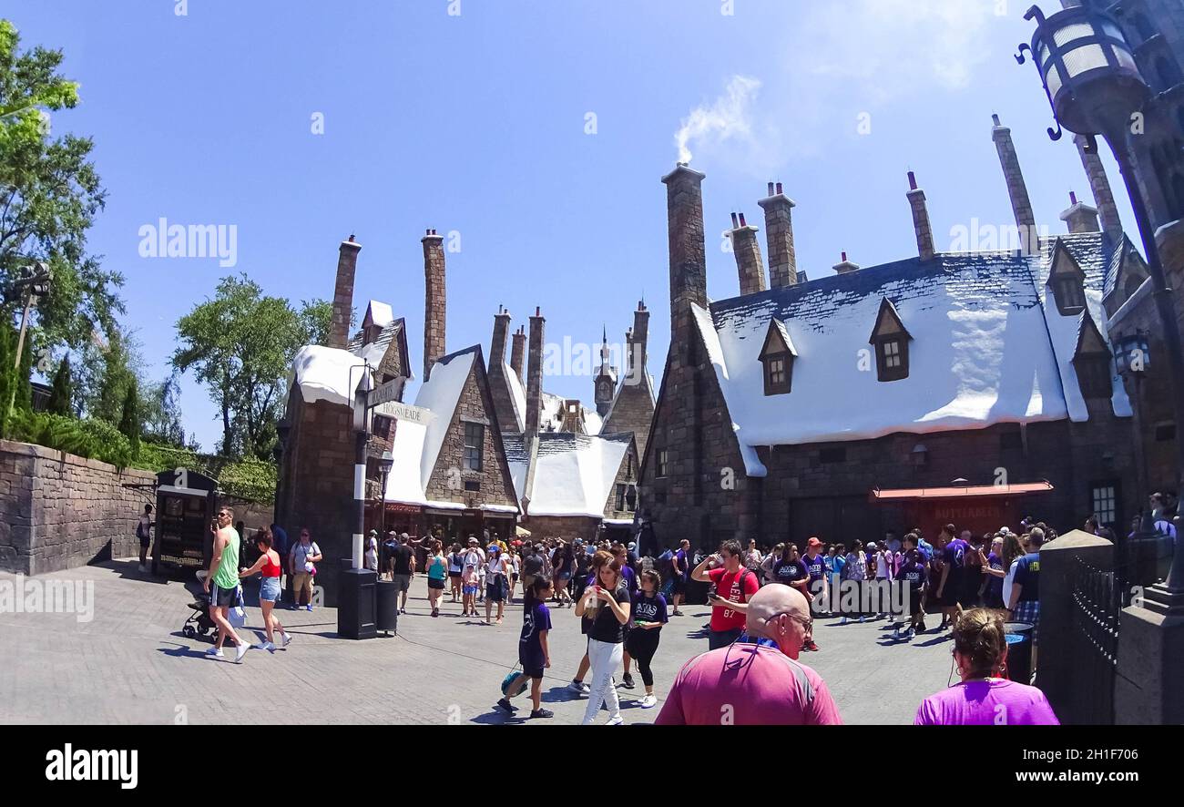 Orlando, Florida, USA - 09. Mai 2018: Menschen gehen auf der Zauberwelt von Harry Potter in Islands of Adventure, Universal in Orlando, Florida auf Ma Stockfoto