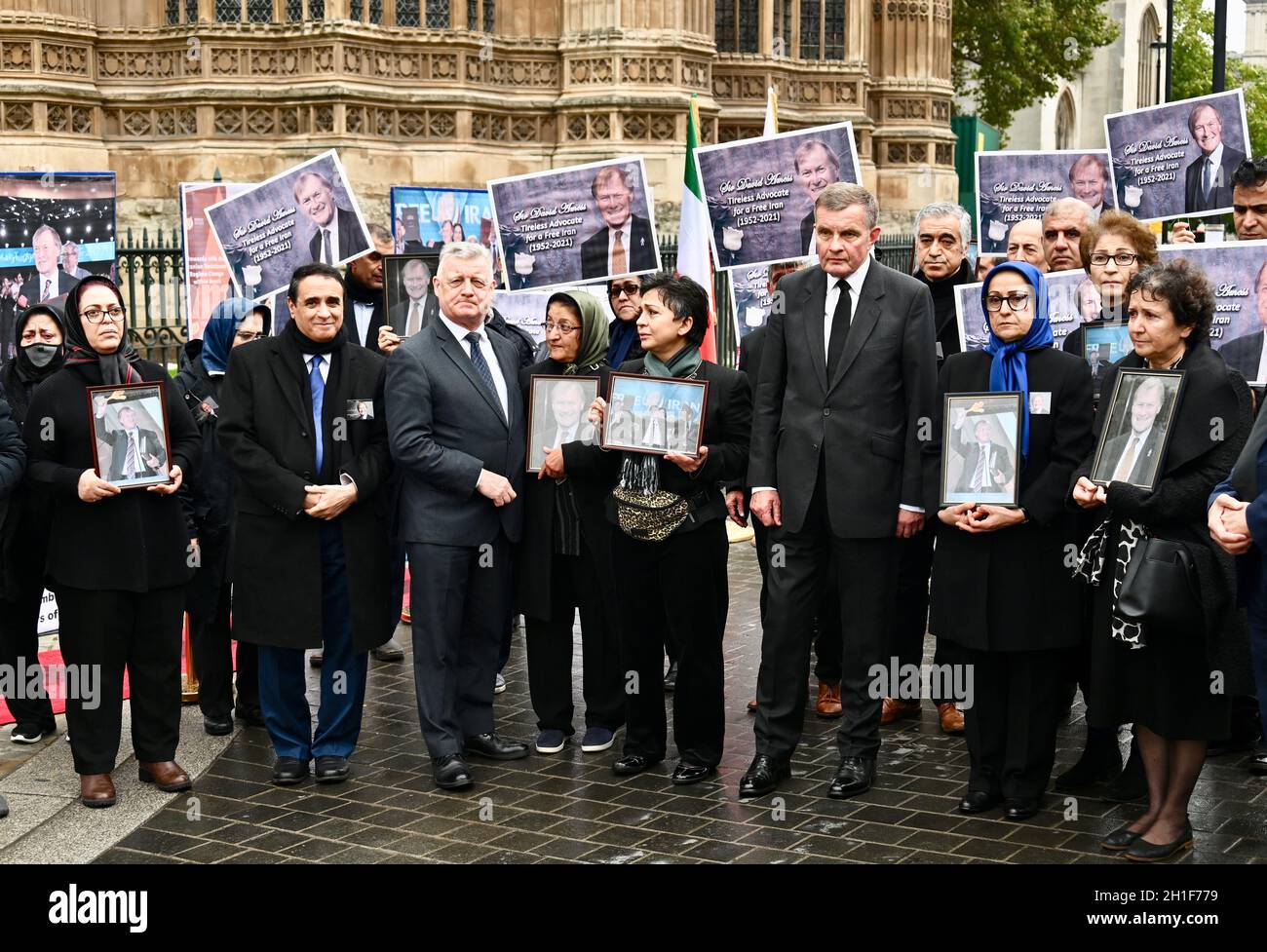 London, Großbritannien. 18. Oktober 2021: Steve McCabe MP, David Jones MP. Mitglieder der anglo-iranischen Gemeinschaften, Anhänger des Nationalen Widerstandsrates des Iran (NCRI), zollen Sir David Amess Abgeordneten Tribut, indem sie Blumen und gerahmte Fotos von Sir David bei seinem Gedenkgottesdienst vor dem britischen Parlament zur Erinnerung an seine unerschütterliche Unterstützung für Menschenrechte und Demokratie im Iran überlegten. College Green, Westminster Kredit: michael melia/Alamy Live News Stockfoto
