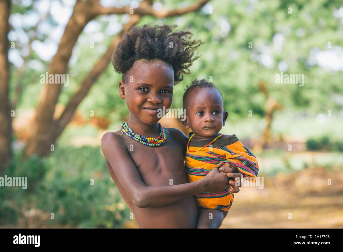 Omorate, Omo Valley, Äthiopien - 11. Mai 2019: Porträt von Kindern des afrikanischen Stammes Dasanesh. Daasanach sind die ethnischen Gruppen der Cushiten, die in der Stadt leben Stockfoto