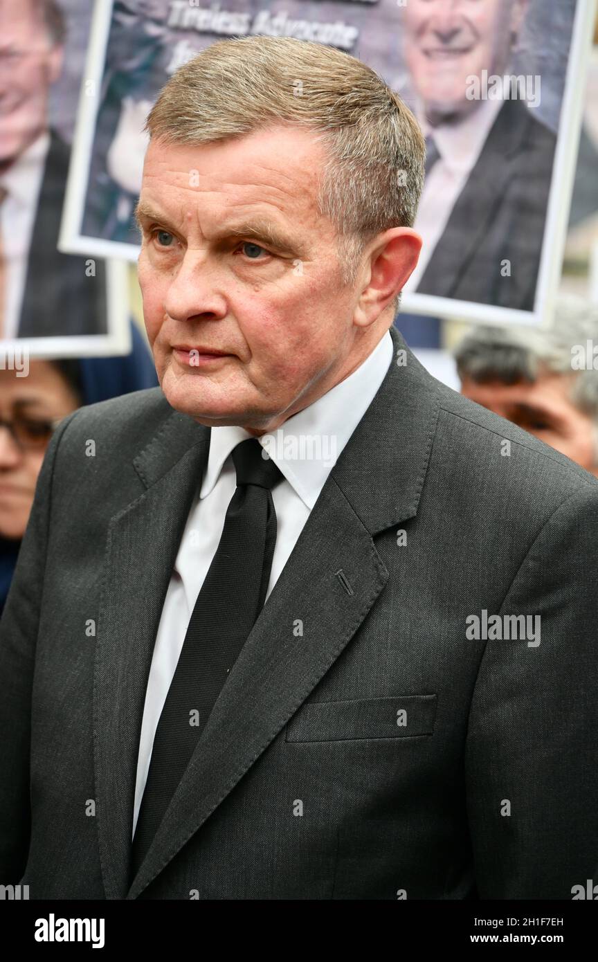 London, Großbritannien. 18. Oktober 2021: David Jones MP. Mitglieder der anglo-iranischen Gemeinschaften, Anhänger des Nationalen Widerstandsrates des Iran (NCRI), zollen Sir David Amess Abgeordneten Tribut, indem sie Blumen und gerahmte Fotos von Sir David bei seinem Gedenkgottesdienst vor dem britischen Parlament zur Erinnerung an seine unerschütterliche Unterstützung für Menschenrechte und Demokratie im Iran überlegten. College Green, Westminster Kredit: michael melia/Alamy Live News Stockfoto