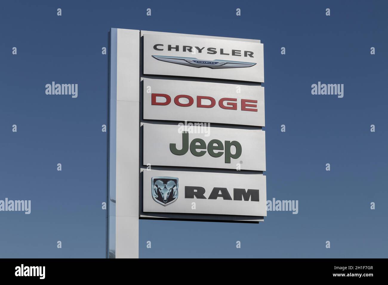 Indianapolis - ca. Oktober 2021: Die Stellantis-Tochtergesellschaften der FCA sind Chrysler, Dodge, Jeep und RAM. Stockfoto