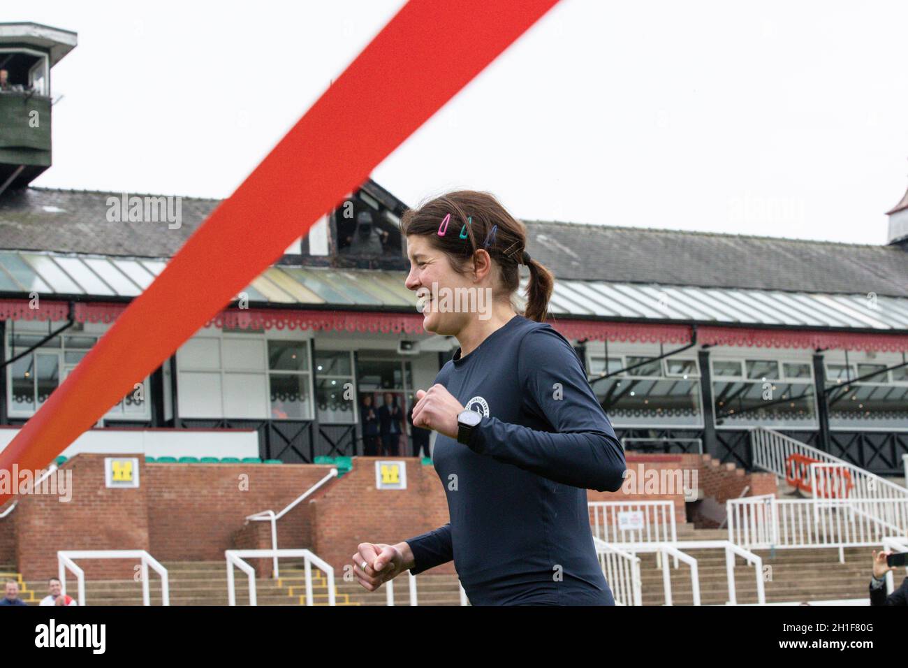 Pontefract, Großbritannien. Oktober 2021. Harriet Bethell nähert sich der Ziellinie auf der Pontefract Racecourse, als sie £50,000 für den verletzten Jockeys Fund sammeln will, nachdem sie 2019 in Pontefract, Großbritannien, am 10/18/2021 schwer verletzt wurde. (Foto von Mark Cosgrove/News Images/Sipa USA) Quelle: SIPA USA/Alamy Live News Stockfoto