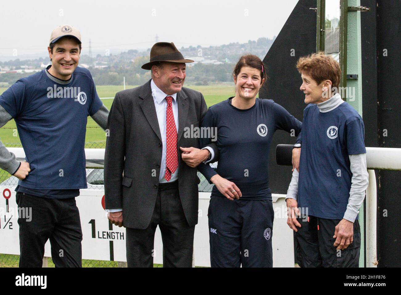 Pontefract, Großbritannien. Oktober 2021. Harriet Bethell posiert für ein Bild, nachdem sie die Ziellinie auf der Pontefract Racecourse überquert hat, als sie am 10/18/2021 £50,000 für den Verletzten Jockeys Fund in Pontefract, Großbritannien, sammeln will. (Foto von Dek Wroe/News Images/Sipa USA) Quelle: SIPA USA/Alamy Live News Stockfoto