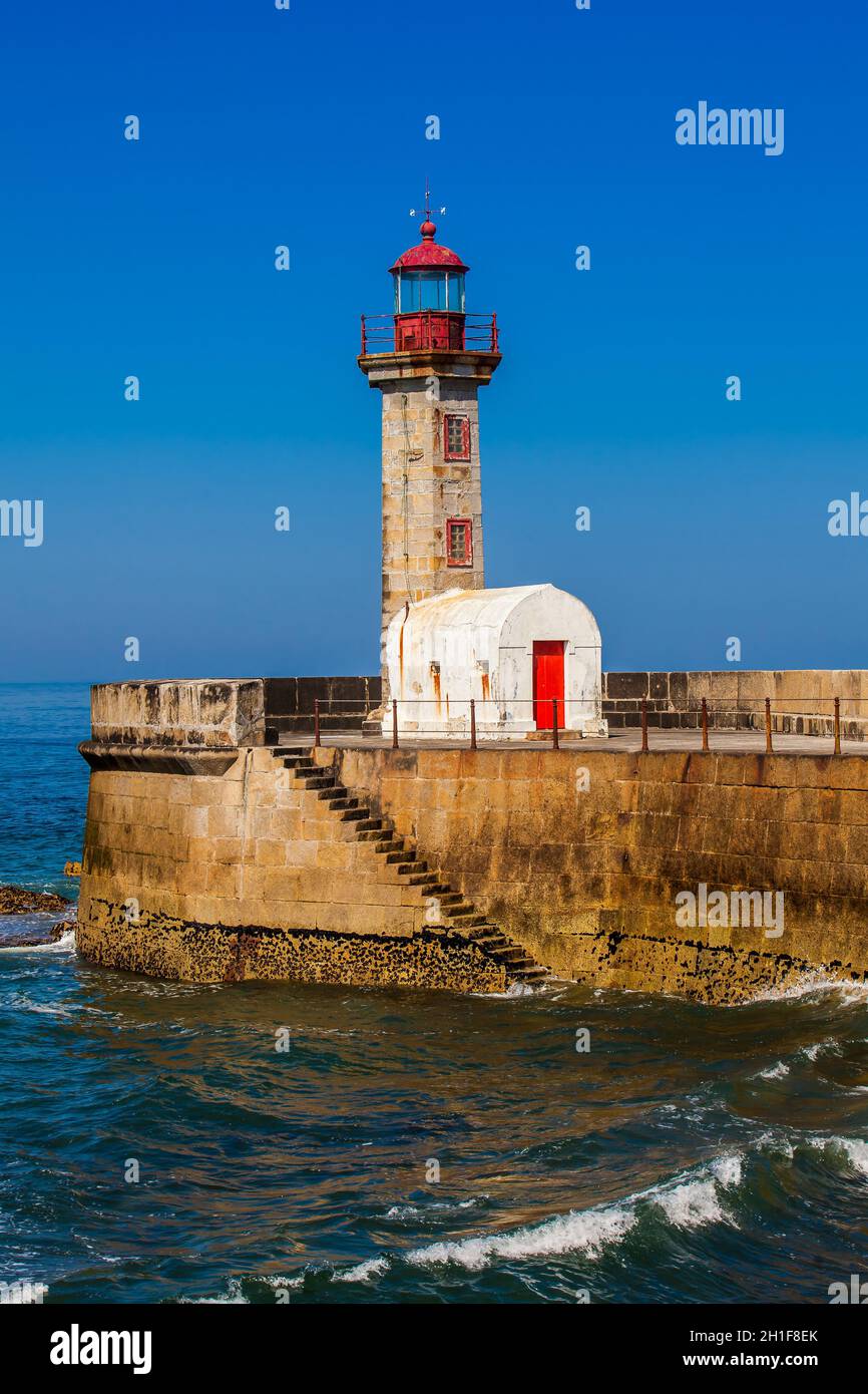 Wunderschöner Frühlingstag am historischen Leuchtturm Felgueiras, erbaut am Jahre 1886, an der Flussmünde von Douro in der Stadt Porto Stockfoto