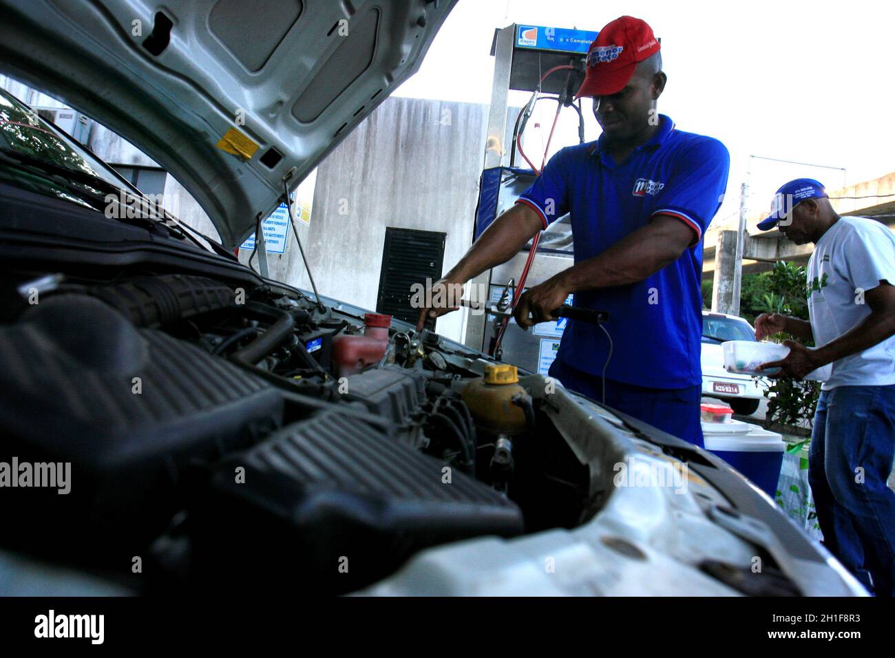 salvador, bahia / brasilien - 6. dezember 2016: In der Stadt Salvador wird eine Person beim Betanken von Fahrzeugen mit Erdgas beobachtet. *** Lokale Obergrenze Stockfoto